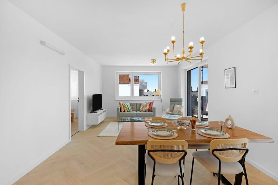 TV and multimedia, Kitchen or kitchenette, Living room, Seating area, Dining area
