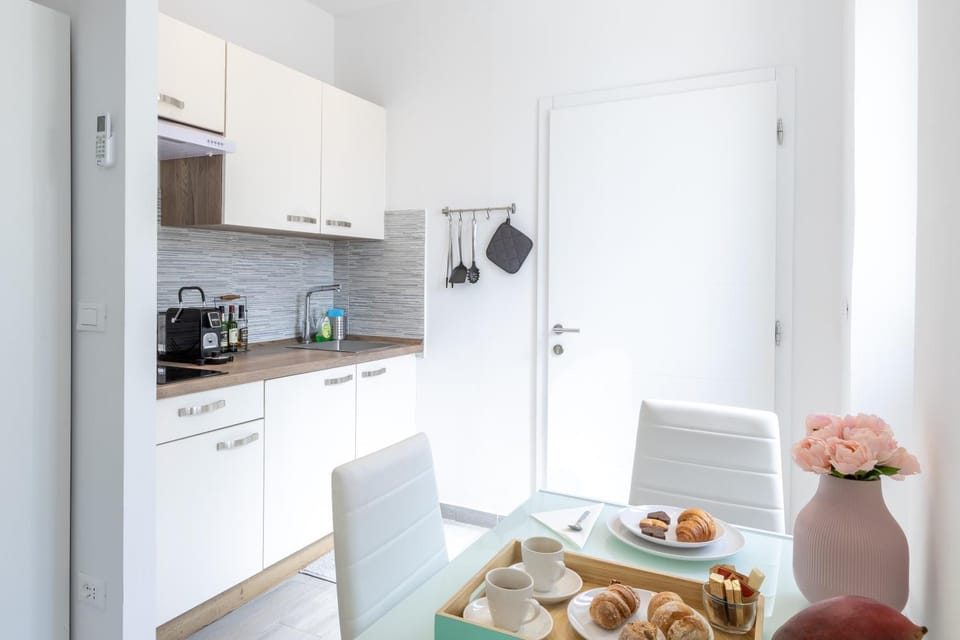 Coffee/tea facilities, Kitchen or kitchenette, Food and drinks, Dining area, Food, stove