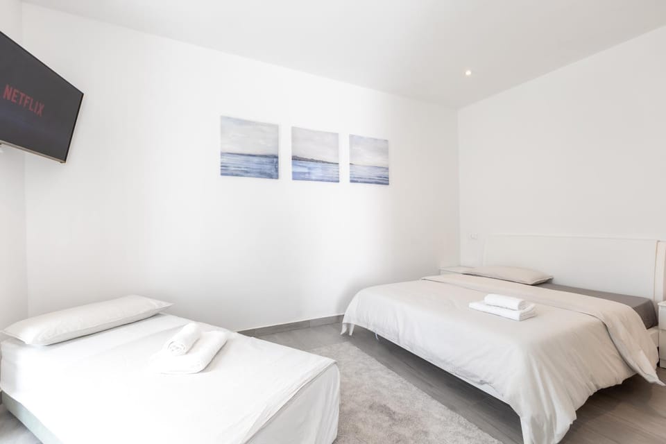 Bed, TV and multimedia, Photo of the whole room, Bedroom, towels