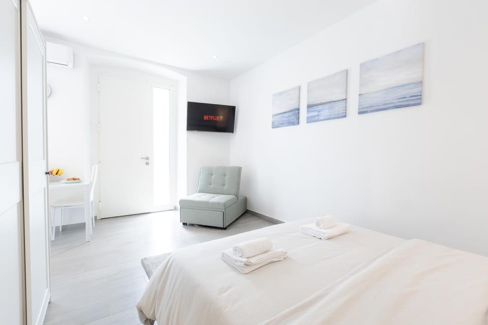 Bed, TV and multimedia, Photo of the whole room, Bedroom, towels