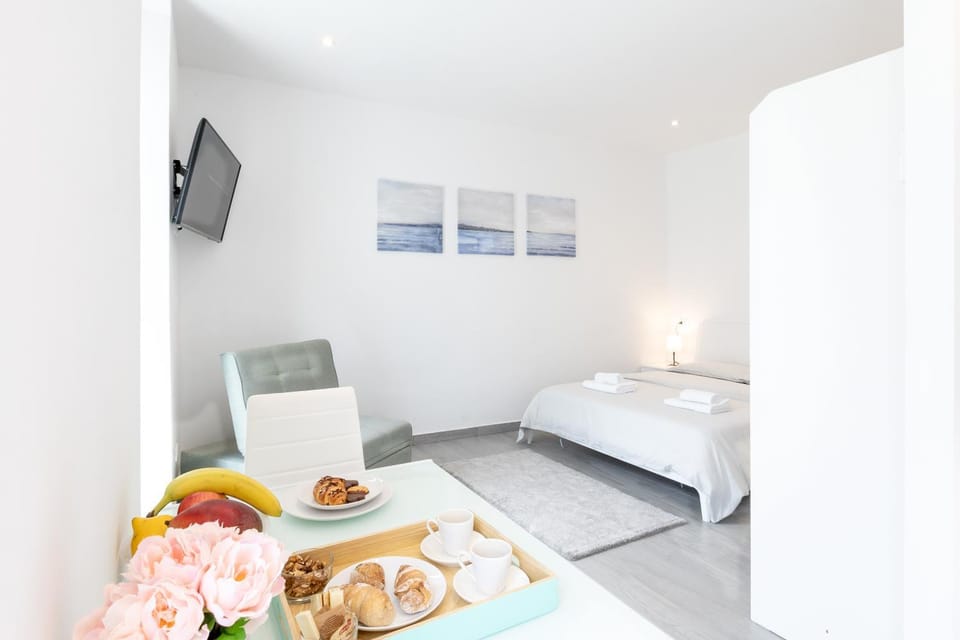Bed, TV and multimedia, Food and drinks, Photo of the whole room, Bedroom, Food, Breakfast, Continental breakfast, towels