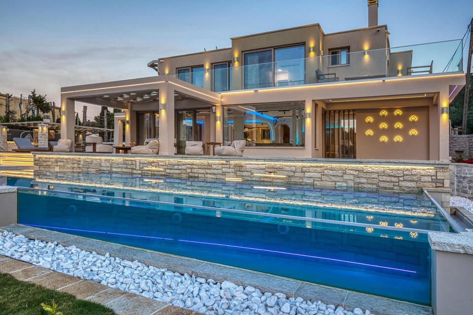 Property building, Day, Pool view, Swimming pool