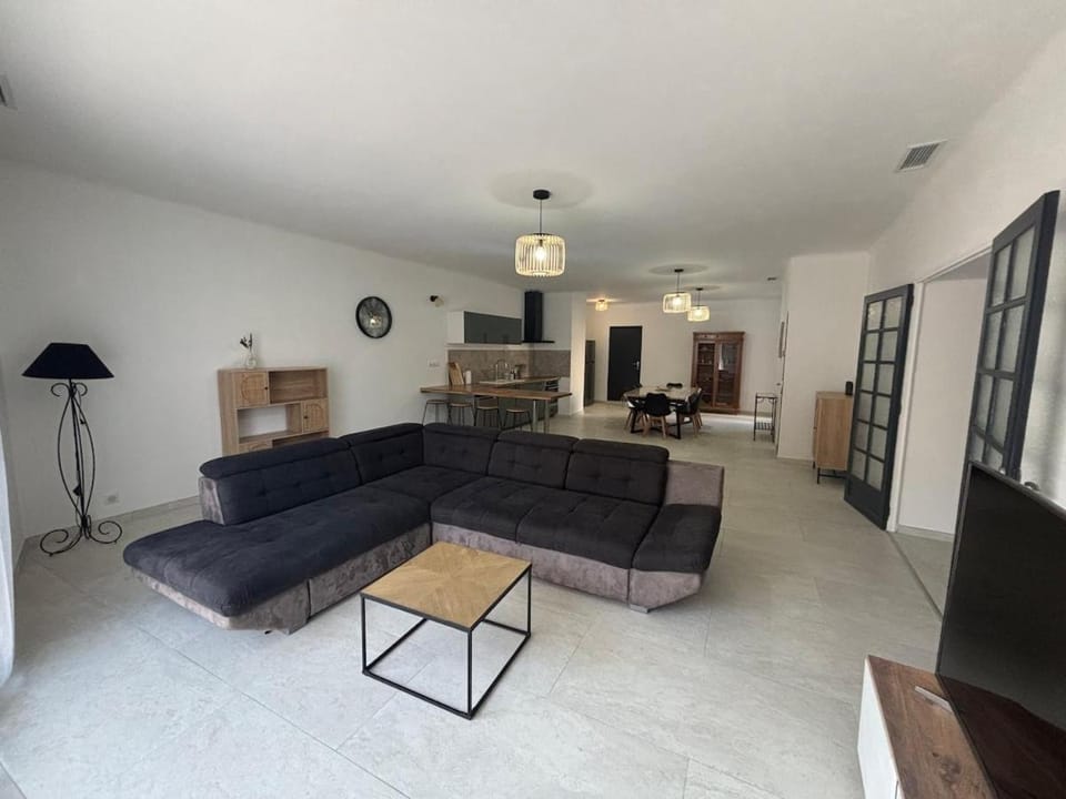 Appartement 100 m carré pour 6 à 8 personnes Apartment in Lambesc