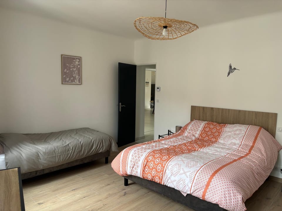 Appartement 100 m carré pour 6 à 8 personnes Apartment in Lambesc