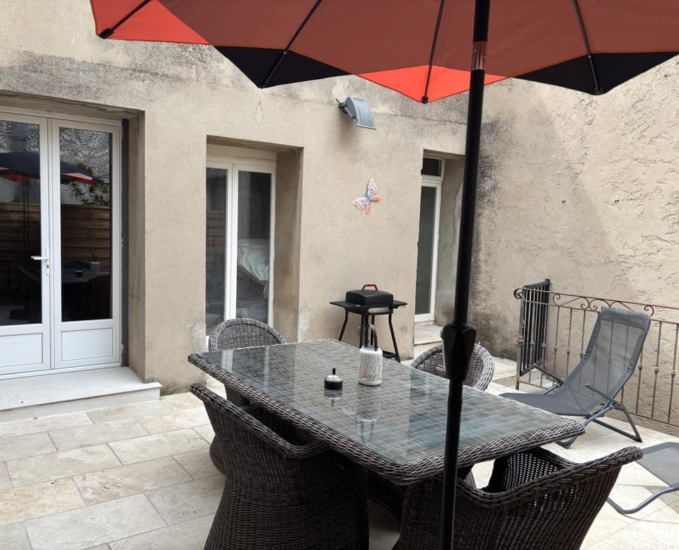 Appartement 100 m carré pour 6 à 8 personnes Apartment in Lambesc