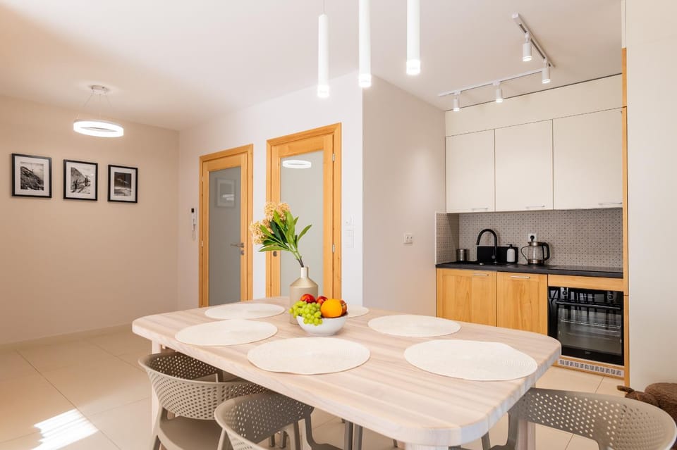 Kitchen or kitchenette, Dining area, stove