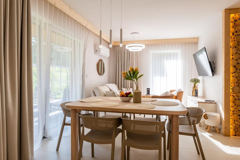 TV and multimedia, Living room, Seating area, Dining area