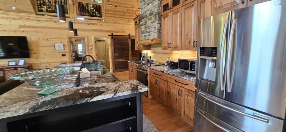 Mountain Side Lodge- 5 bedroom with hot tub and more! House in McHenry
