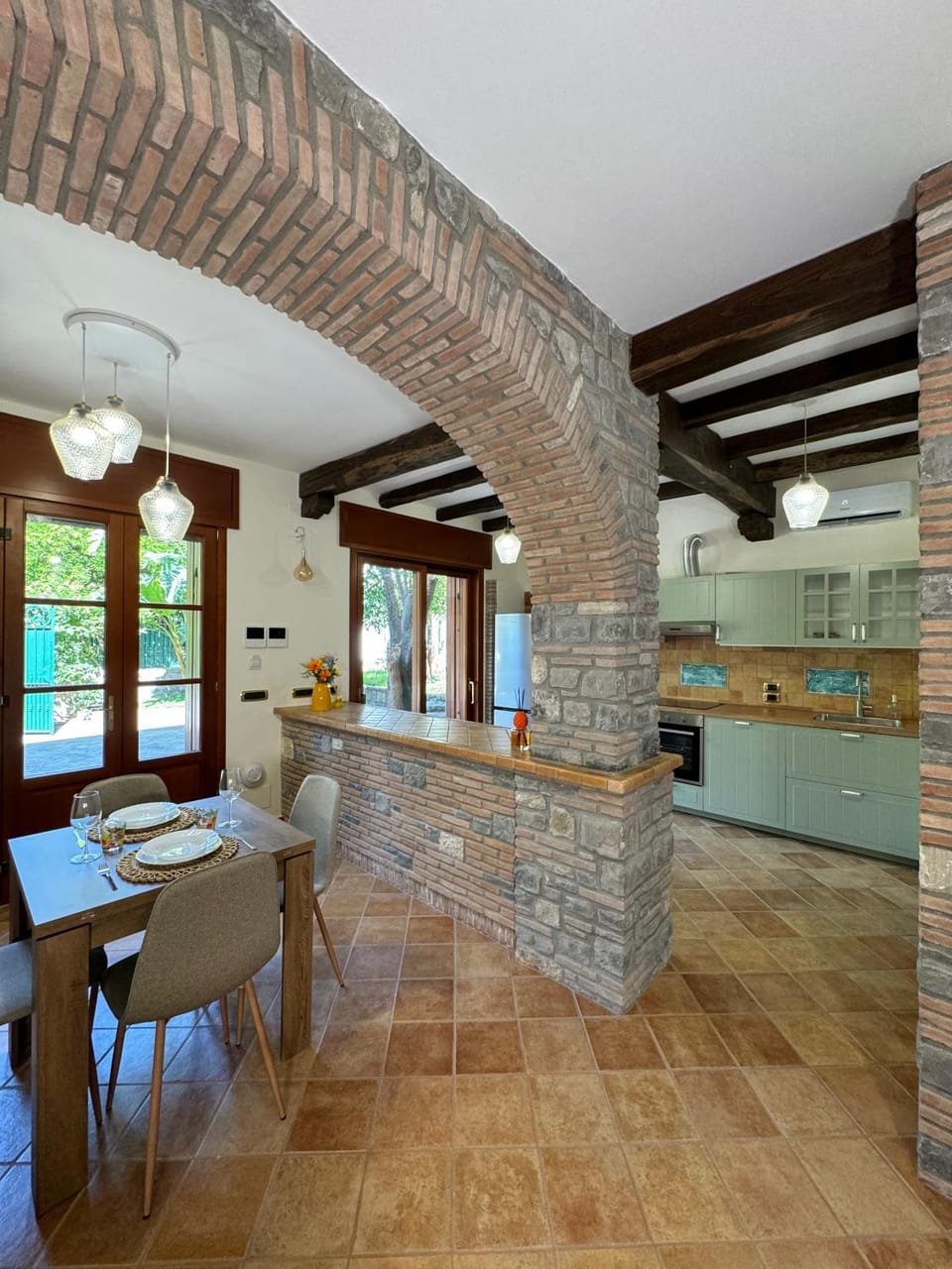 Kitchen or kitchenette, Dining area