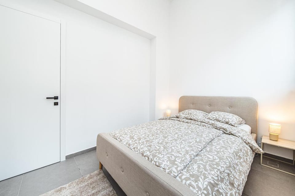 Bed, Photo of the whole room, Bedroom, internet, wardrobe