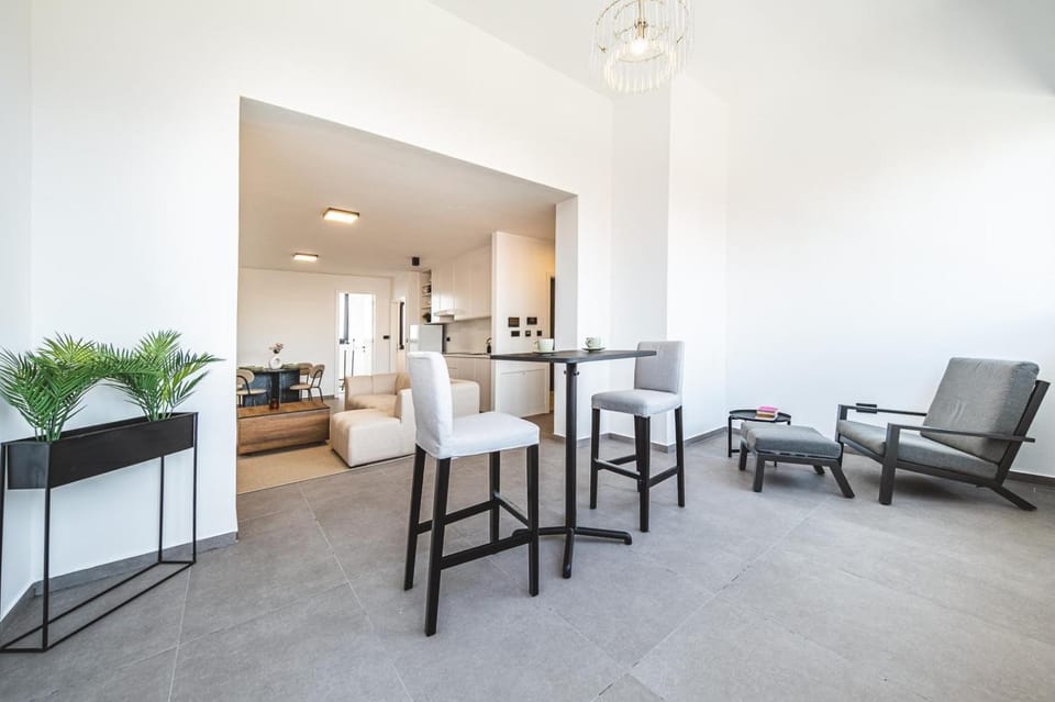 Kitchen or kitchenette, Living room, Decorative detail, Seating area, Dining area