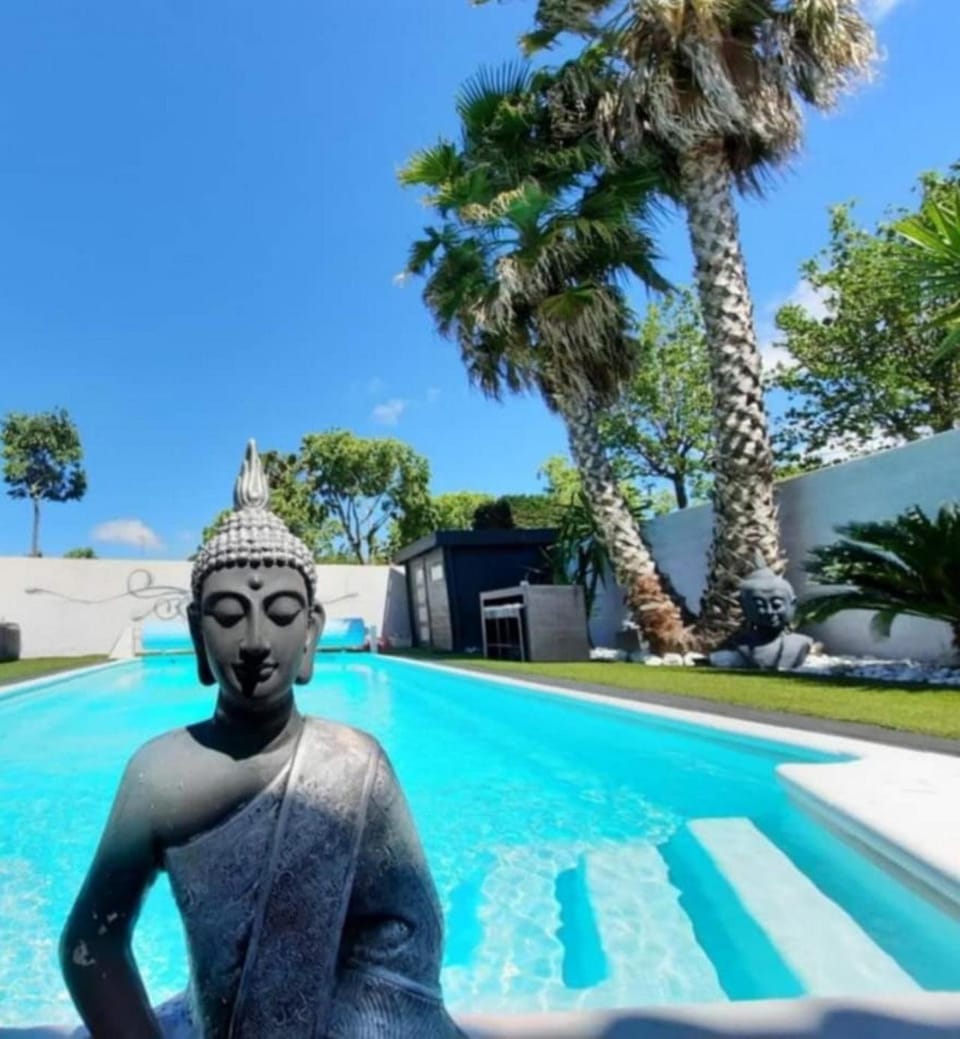 Maison avec Piscine privée chauffée 9X4m Clim TV grand ecran location saisonnière de vacances été proche plage et centre ville sud montpellier House in Lattes