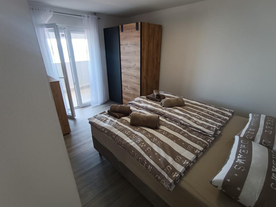 Bed, Bedroom, towels, wardrobe