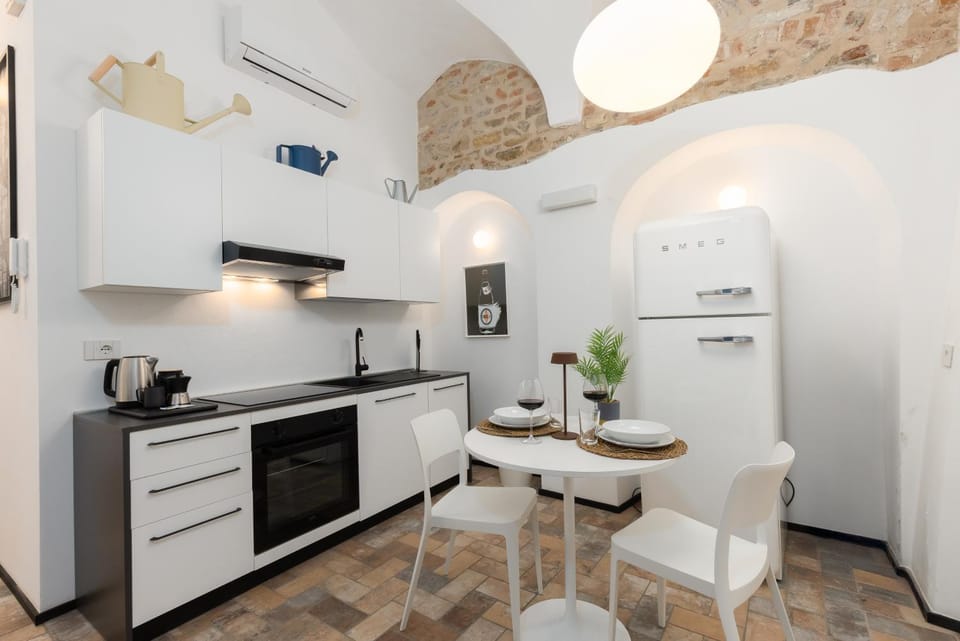Kitchen or kitchenette, Dining area, oven, stove
