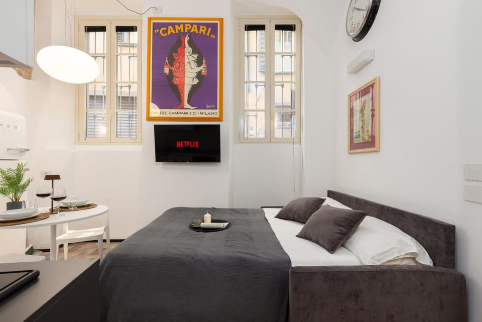Bed, TV and multimedia, Living room, Photo of the whole room, Seating area, Bedroom