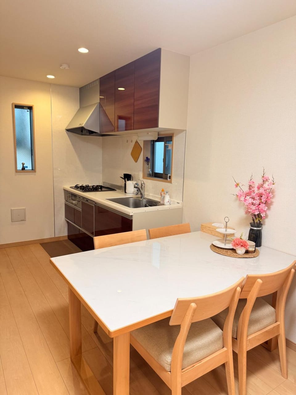 Kitchen or kitchenette, Dining area, stove