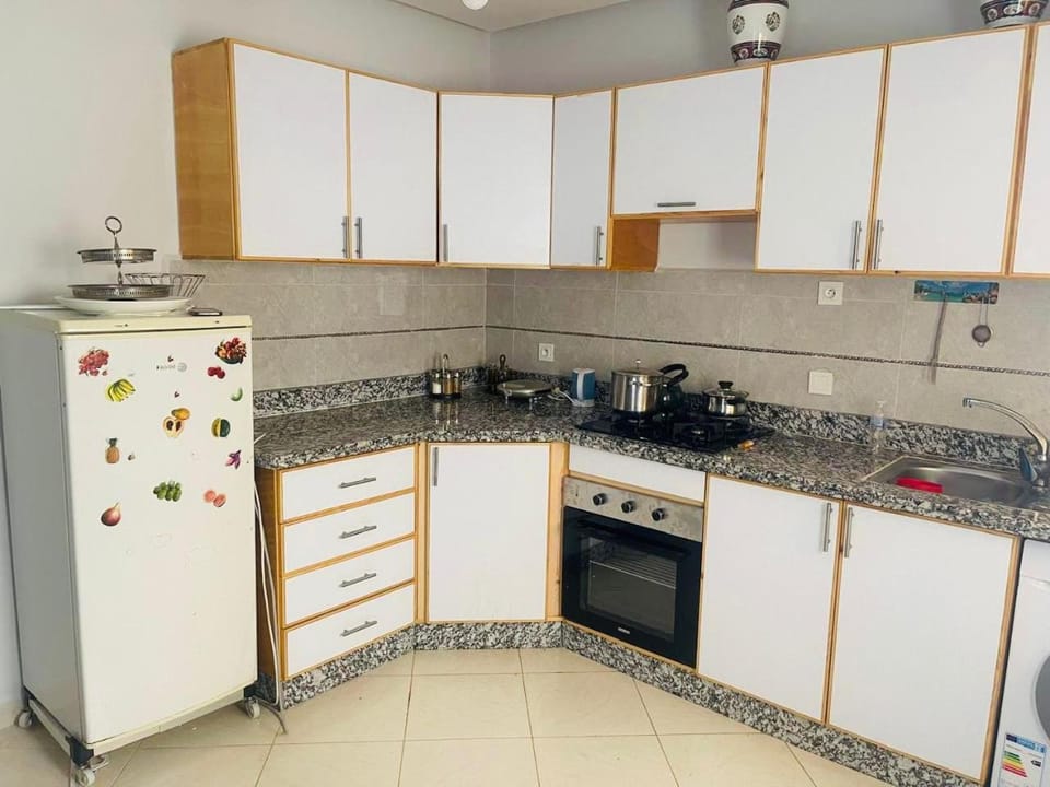 Coffee/tea facilities, oven, stove