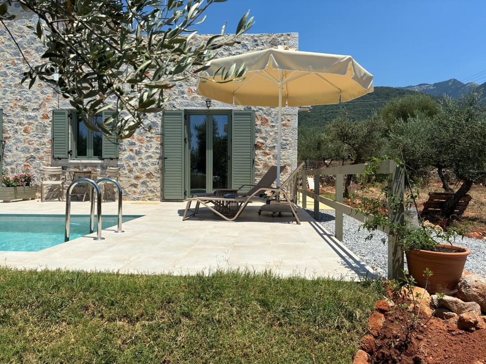 Property building, Patio, Garden view, Mountain view, Pool view, Swimming pool, sunbed