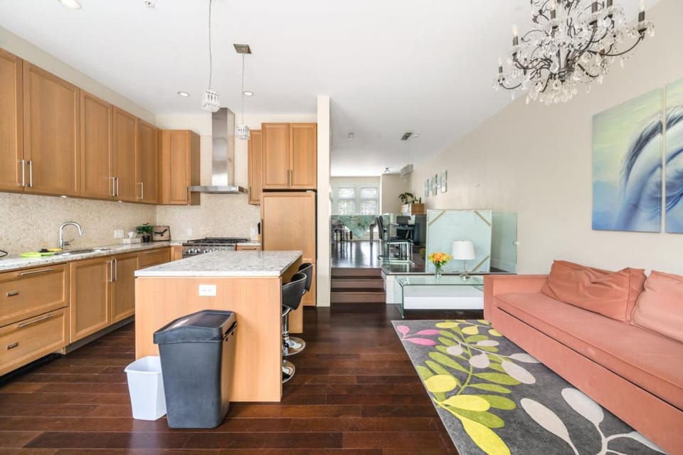 Family-Friendly 5BR Home Near UBC House in Richmond