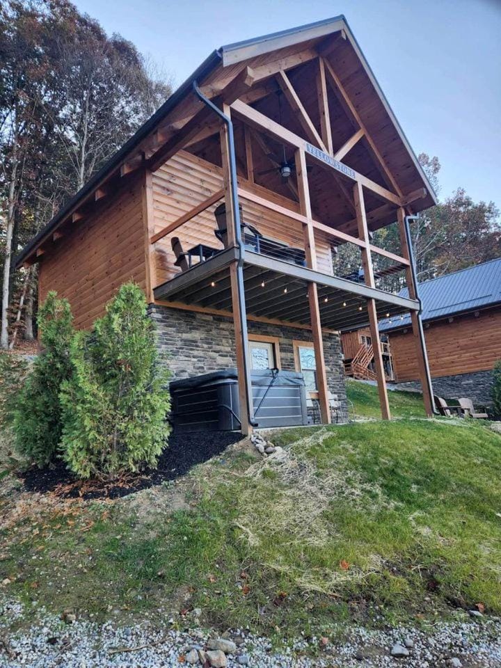 Group Friendly Cabin with Spa on the Deck near Tappan Lake in Ohio Cabin in Ohio