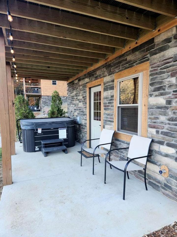 Group Friendly Cabin with Spa on the Deck near Tappan Lake in Ohio Cabin in Ohio