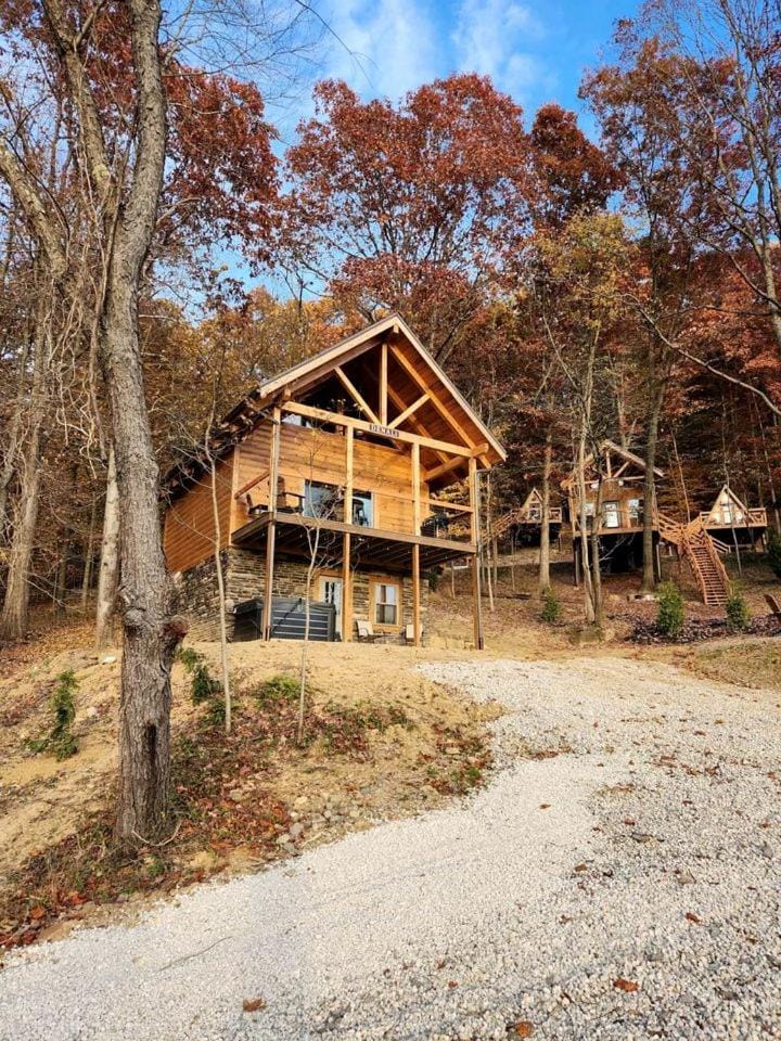Lakeview Cabin by Tappan Lake, Perfect for Groups with Hot-Tub in Ohio Cabin in Ohio