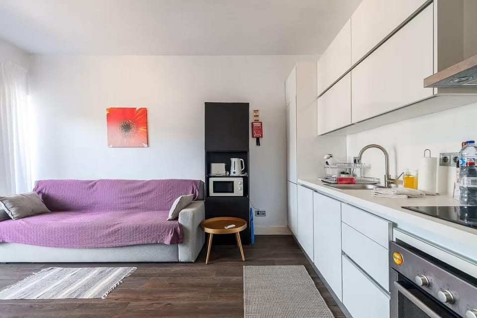 Bed, Coffee/tea facilities, Kitchen or kitchenette, Living room, microwave, oven, stove, toaster