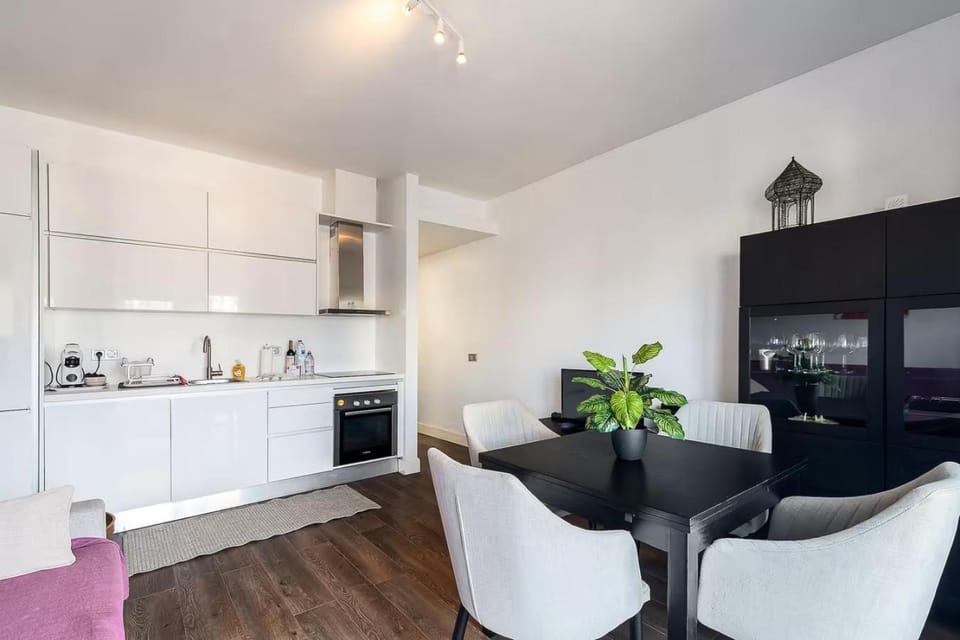 Coffee/tea facilities, Kitchen or kitchenette, Dining area, oven, stove