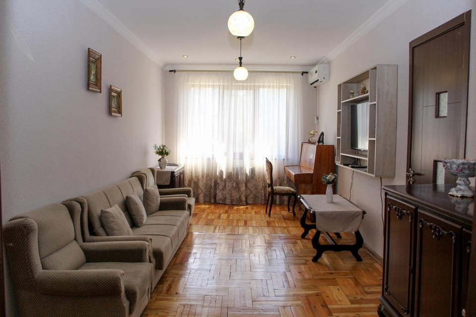 Living room, Photo of the whole room, Decorative detail
