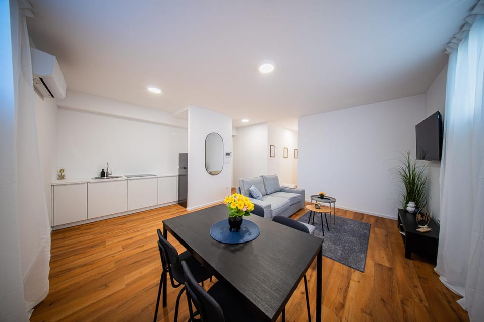 TV and multimedia, Kitchen or kitchenette, Living room, Seating area, Dining area, internet