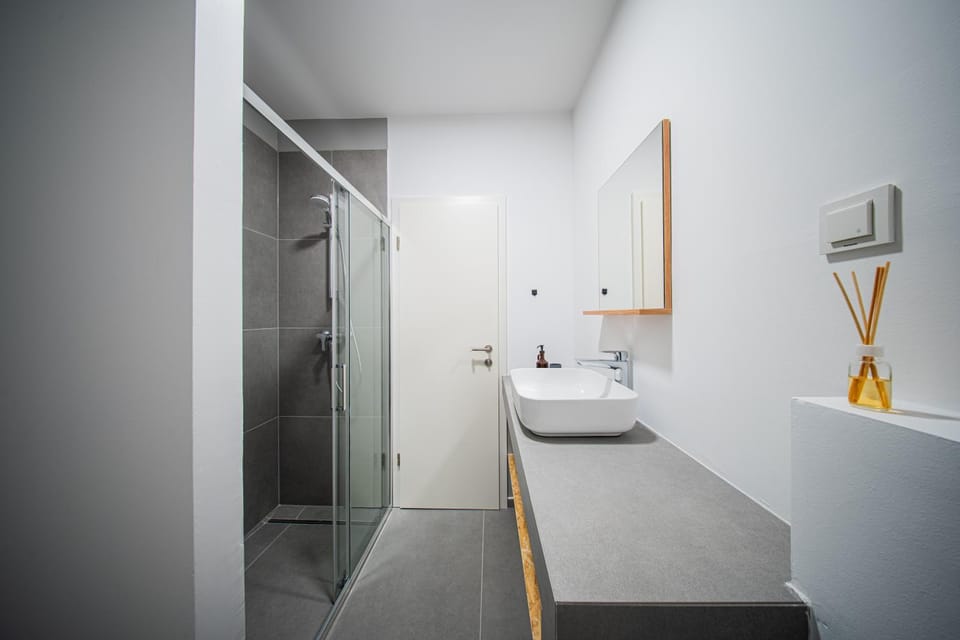 Shower, Toilet, Bathroom, Decorative detail, towels