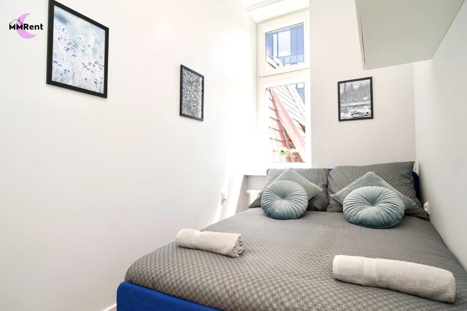 Bed, Photo of the whole room, towels