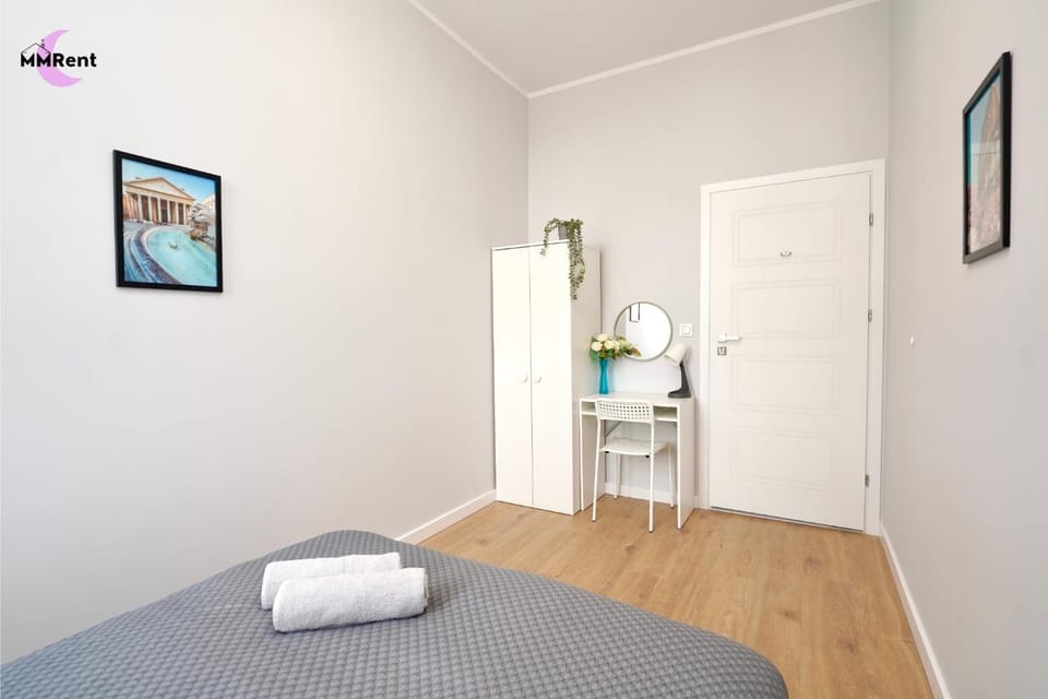 Bed, Photo of the whole room, towels, wardrobe