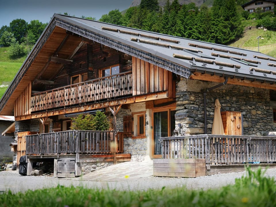 Property building, Day, Natural landscape, Summer, Mountain view