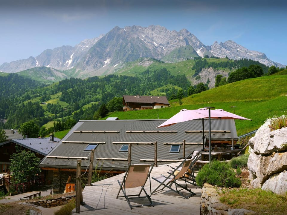 Property building, Day, Natural landscape, Summer, Mountain view