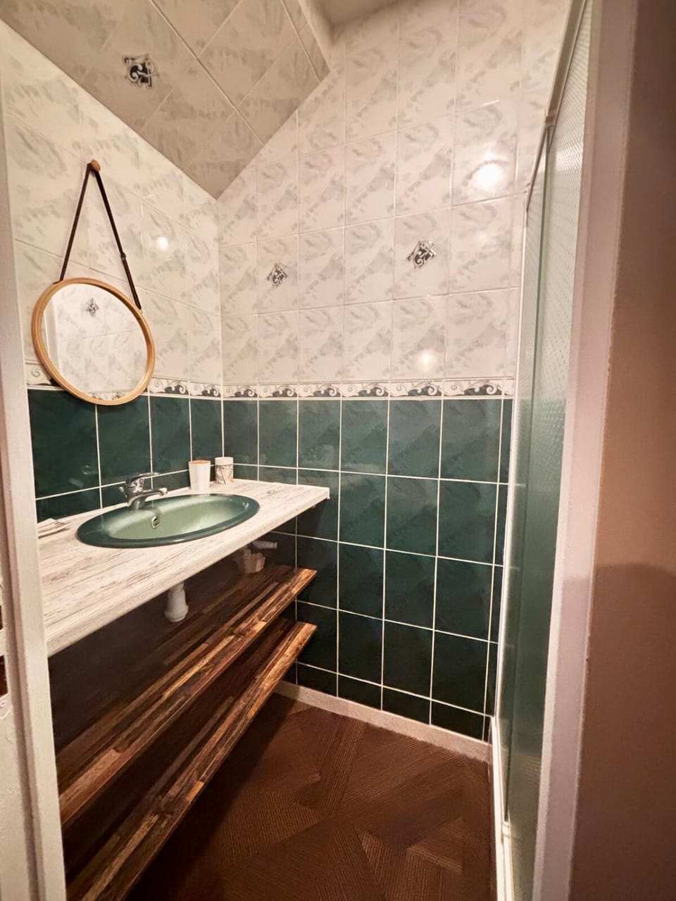Shower, Bathroom, hair dryier, towels