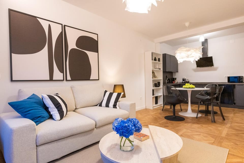 TV and multimedia, Kitchen or kitchenette, Living room, Seating area, Dining area