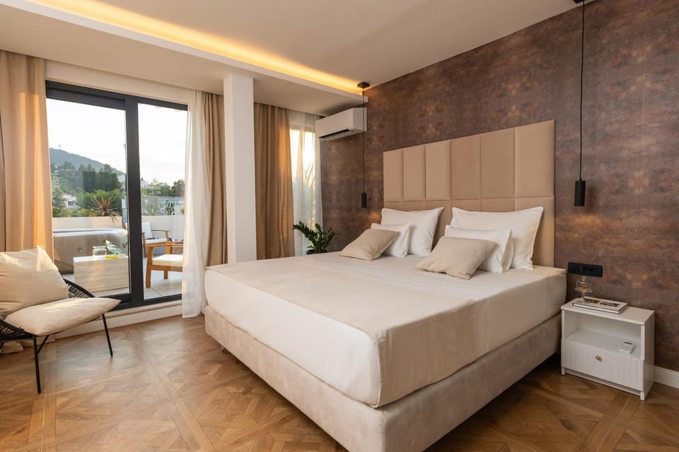 Bed, Photo of the whole room, Seating area, Bedroom