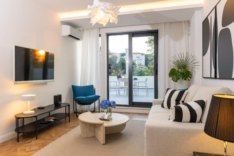 Communal lounge/ TV room, TV and multimedia, Living room, Seating area, air conditioner