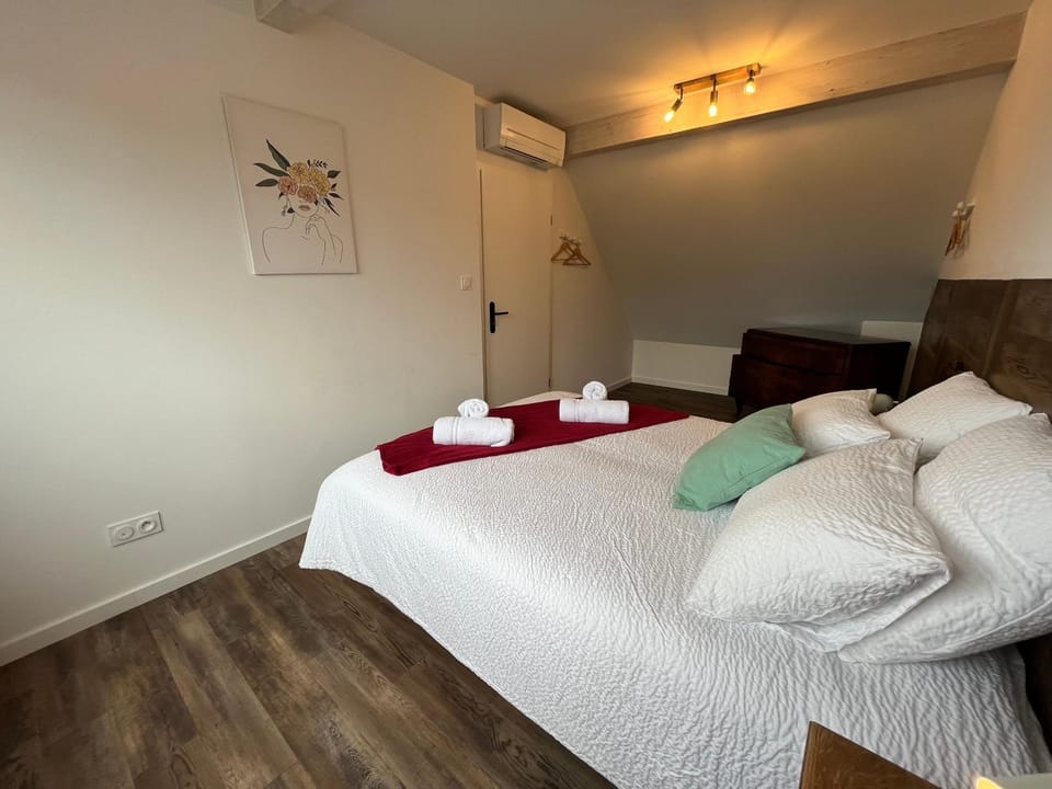 Bedroom, towels