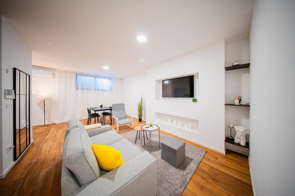 TV and multimedia, Living room, Photo of the whole room, Seating area, Dining area