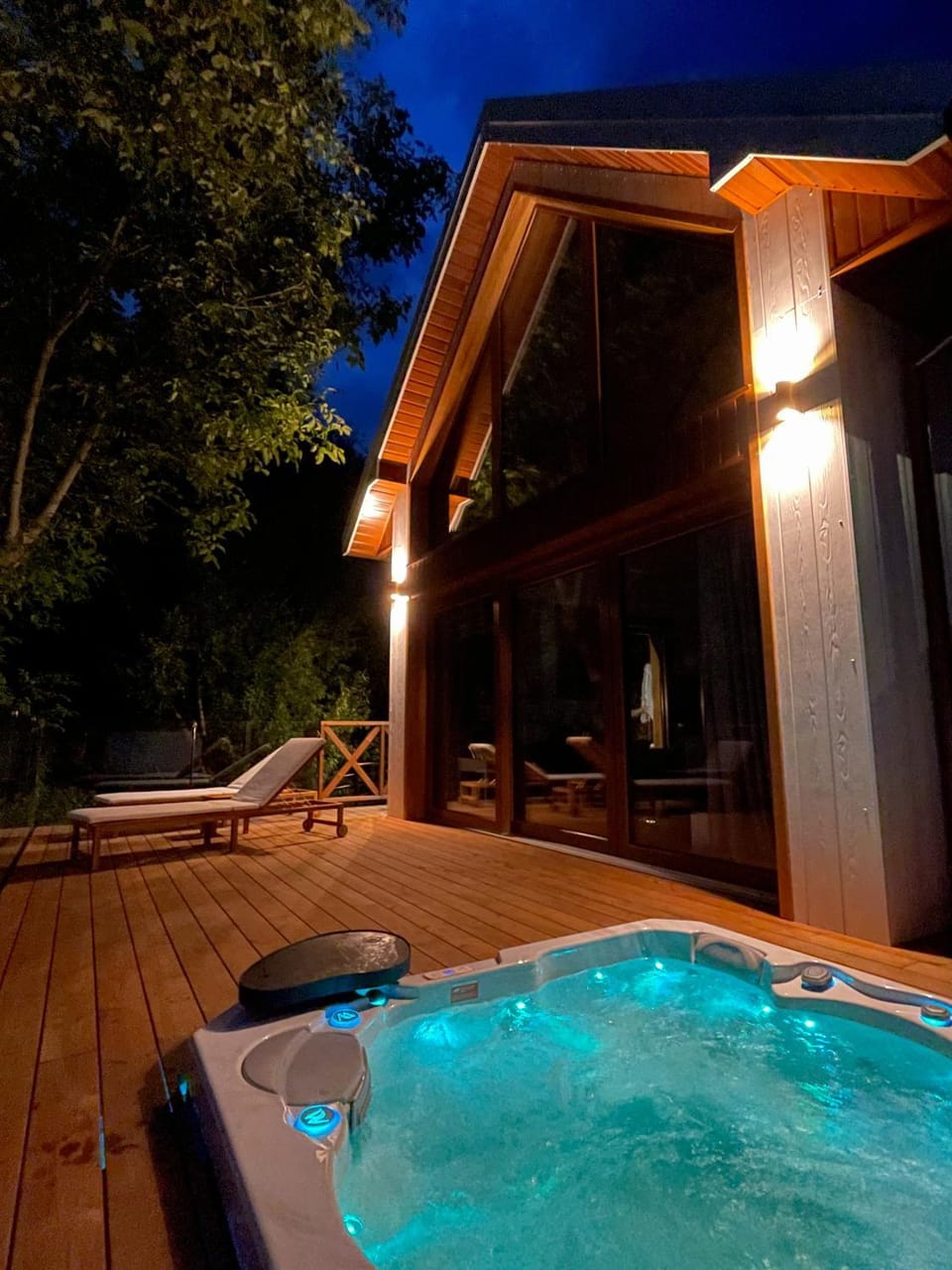 Property building, Patio, Night, Hot Tub, Evening entertainment, Pool view, Entertainment