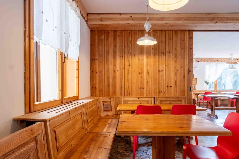 Restaurant/places to eat, Living room, Banquet/Function facilities, Seating area, Dining area