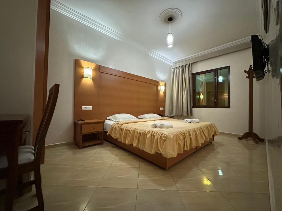 Bed, TV and multimedia, Photo of the whole room, Bedroom, towels