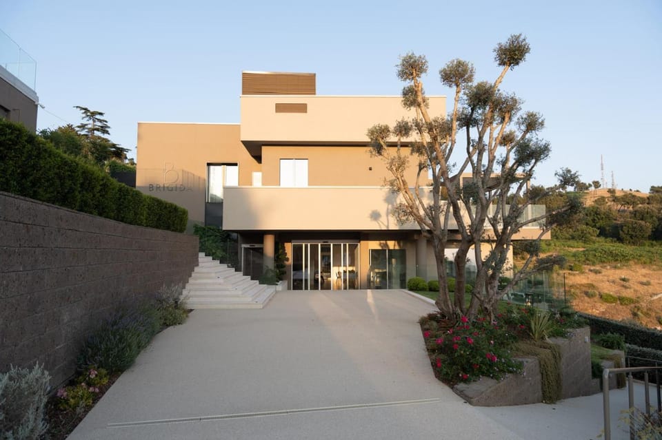 Property building, Day, Garden, Garden view