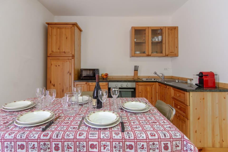 Kitchen or kitchenette, Dining area