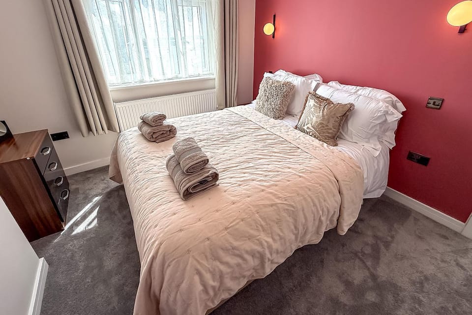 Bed, Bedroom, towels