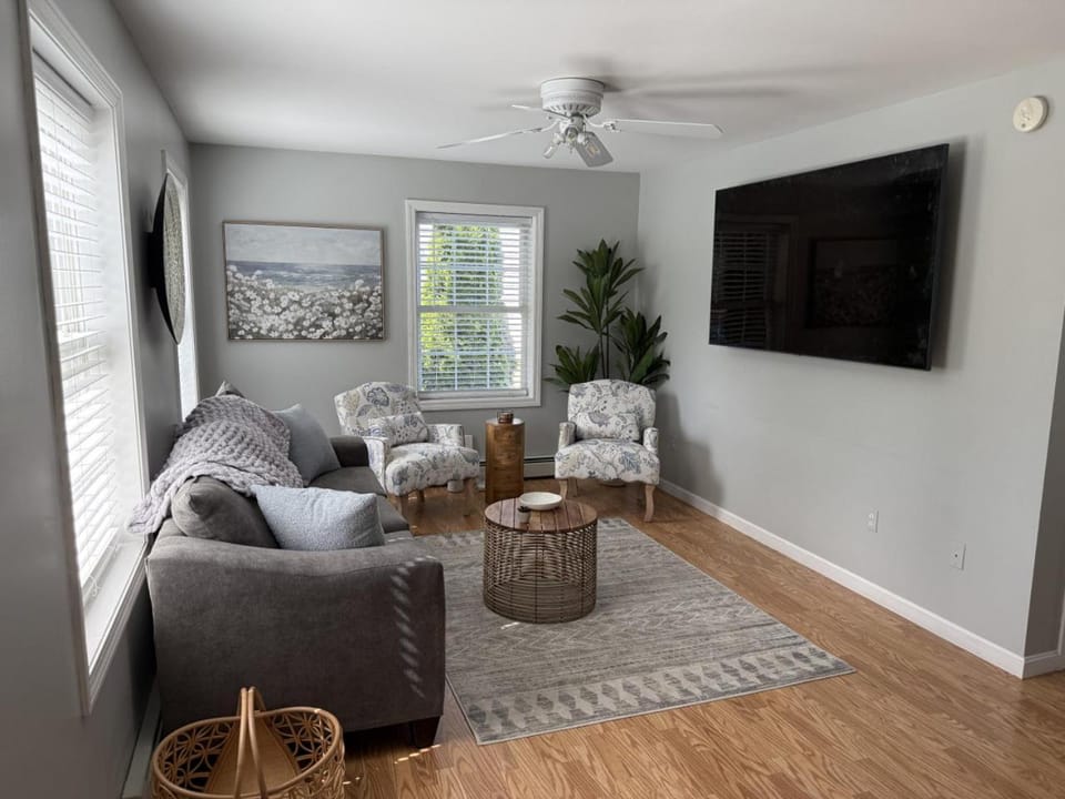Huge Modern Townhome 10mins to Beach House in Saco