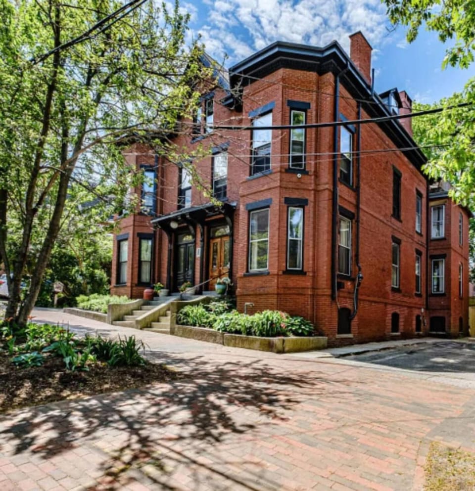 Lofty Ambition - Stunning West End Rooftop Retreat Apartment in South Portland