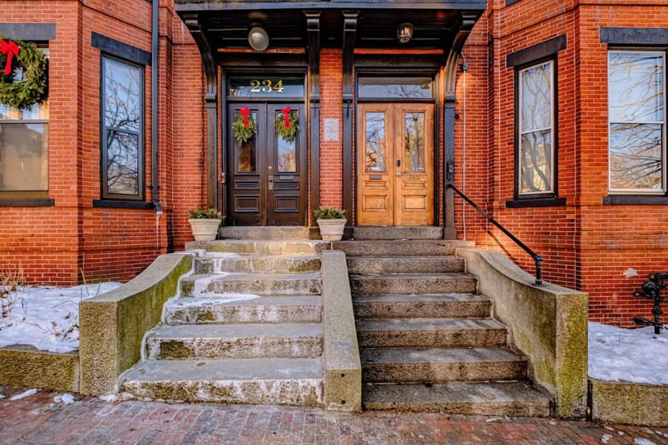 State of Charm - Historic West End Haven Apartment in South Portland